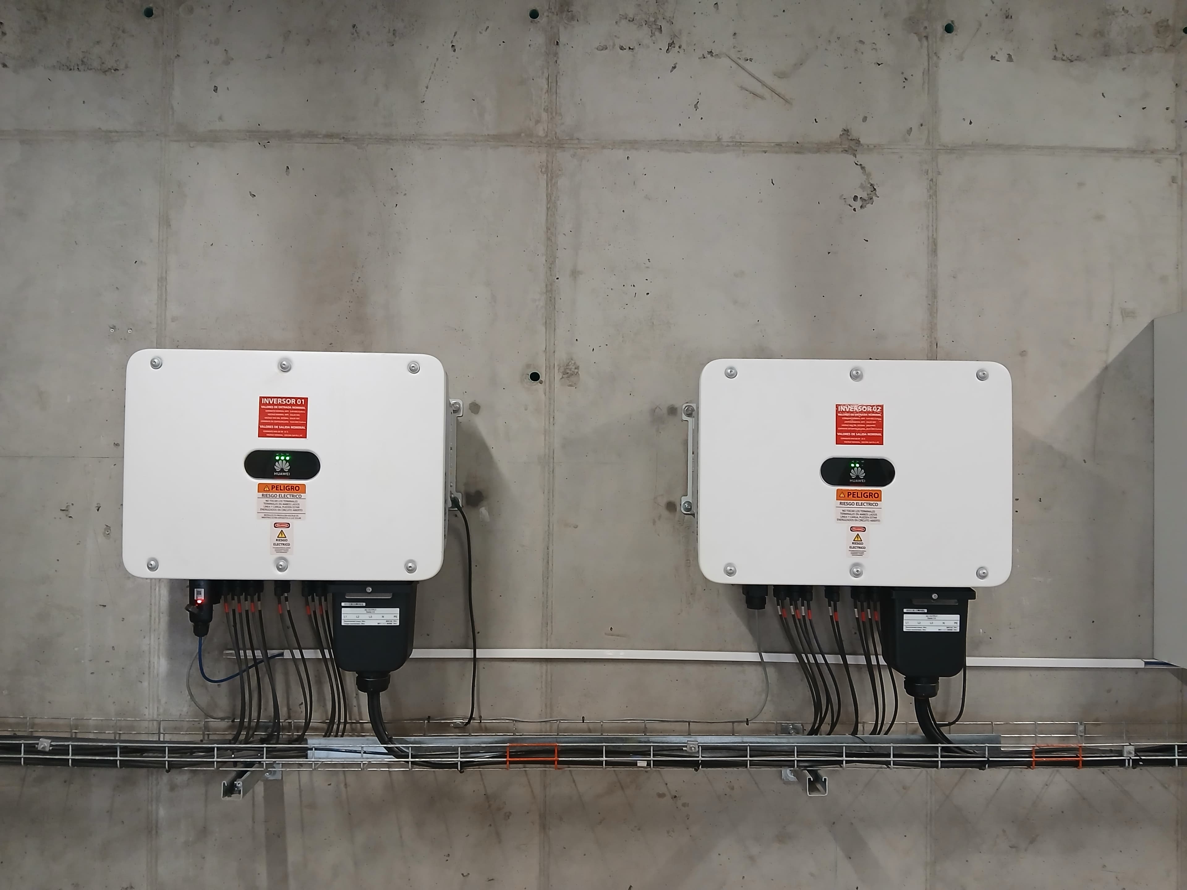 Dos inversores solares instalados y conectados a la infraestructura eléctrica del activo