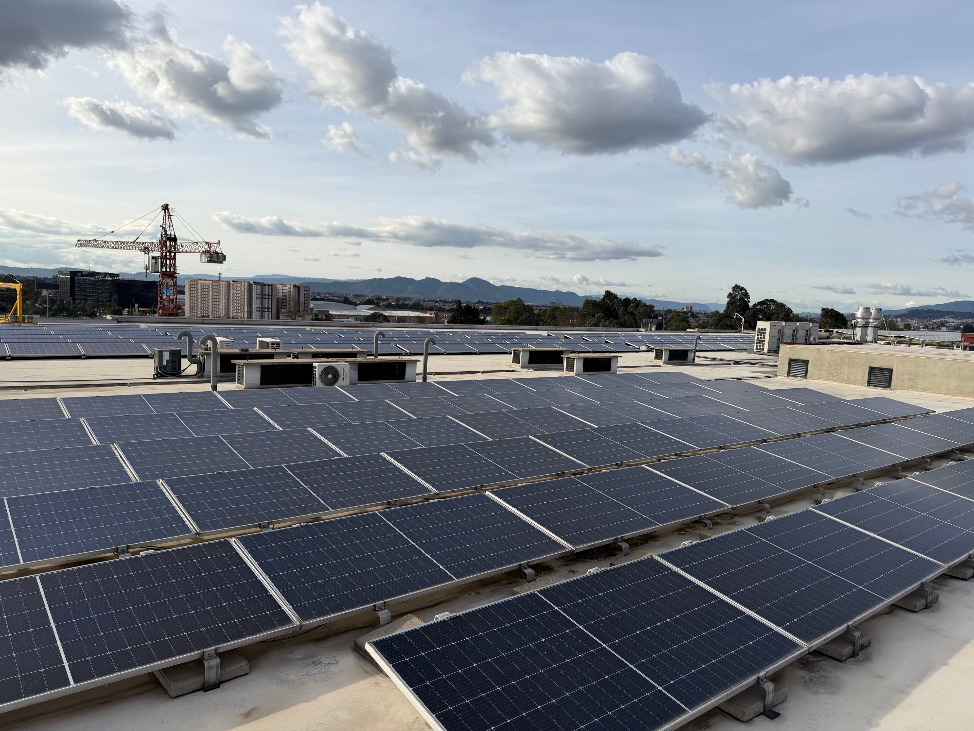 Vista panorámica de una instalación fotovoltaica integrada a la cubierta de un activo